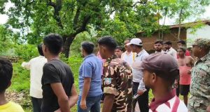 Giridih Land Dispute: SAR भ्रमण के दौरान उपायुक्त को ग्रामीणों ने रोका, विवादित जमीन पर दोनों पक्षों ने रखी अपनी-अपनी बात 1 Giridih Land Dispute 1