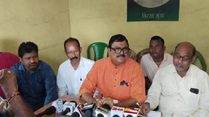 Dhanbad Politics: सांसद-विधायक की जुबानी जंग में UCWU की एंट्री, निरसा विधायक अरूप चटर्जी पर लगाए आरोप