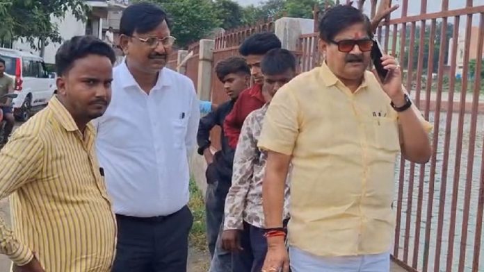 Dhanbad News: विधायक राज सिन्हा ने बरमसिया छठ तालाब व जर्जर सड़क का किया निरीक्षण, नगर आयुक्त को दिए निर्देश