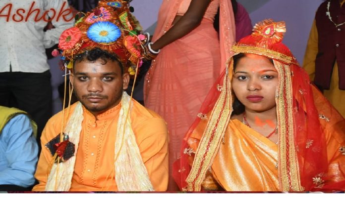 बोकारो में अनोखी बारात: बैलगाड़ी पर निकले दूल्हे राजा, कुड़माली झूमर की धुन पर झूमे बराती