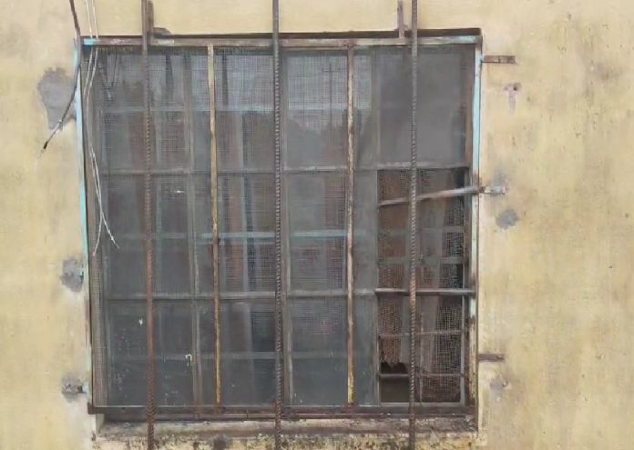 निरसा में ECL कांटा घर बना चोरों का निशाना, CCTV तोड़कर इन्वर्टर और बैटरी चोरी