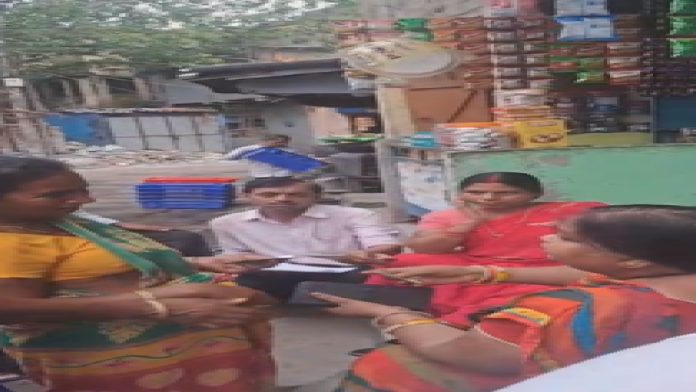 झरिया में SIR फॉर्म के नाम पर वसूली का आरोप, वीडियो वायरल होने के बाद प्रशासन पर उठे सवाल