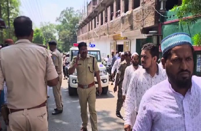 धनबाद: मस्जिद कमेटी को लेकर विवाद, नमाज के बाद हुई झड़प