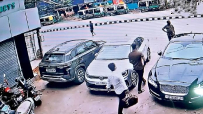 रांची अशोक नगर चोरी कांड: Jaguar से पहुंचे चोर, फर्जी पहचान के सहारे होटल में रुके थे आरोपी
