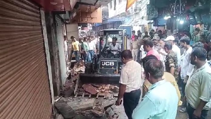 झरिया में नालियों पर चला नगर निगम का बुलडोजर, गांधी रोड से जूता पट्टी तक हटाया गया अतिक्रमण