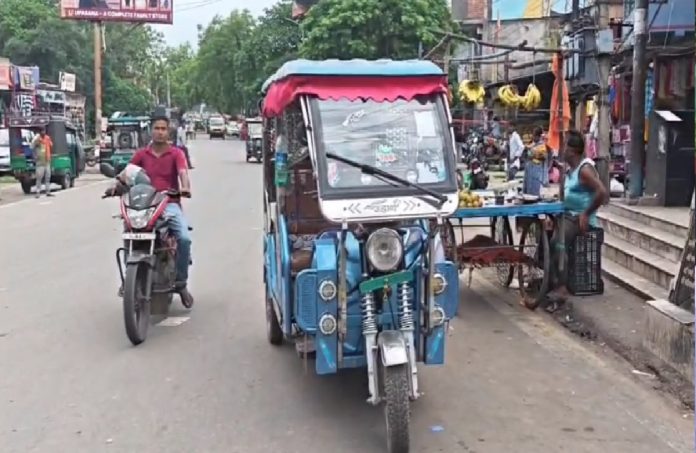 चलती ई-रिक्शा अचानक क्यों हो रही बंद? बोकारो में लिथियम बैटरी को लेकर बढ़ी चिंता