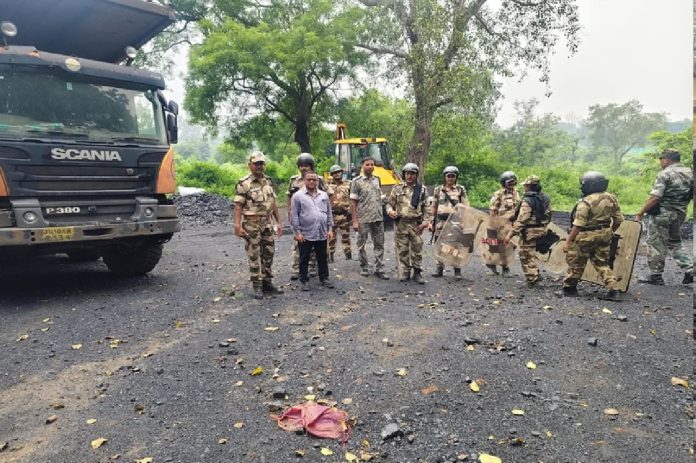 झरिया में कोयला माफियाओं पर बड़ी कार्रवाई, CISF-BCCL की संयुक्त छापेमारी में 10 टन अवैध कोयला जब्त