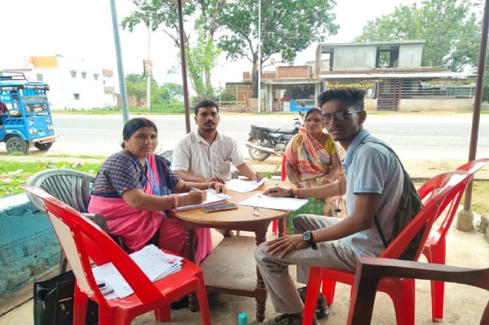 गिरिडीह में SIR जागरूकता अभियान: नवीन कुमार ने गांवों का दौरा कर ग्रामीणों को दी जानकारी