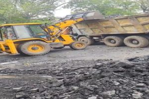 झरिया में कोयला माफियाओं पर बड़ी कार्रवाई, CISF-BCCL की संयुक्त छापेमारी में 10 टन अवैध कोयला जब्त