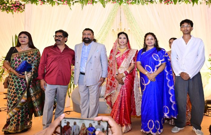 रांची में सांसद विजय हांसदा के रिसेप्शन में पहुंचे मुख्यमंत्री हेमंत सोरेन, नवदंपति को दी शुभकामनाएं