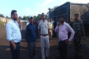 धनबाद DTO का बड़ा एक्शन: झरिया में आरके माइनिंग और BNR साइडिंग से 19 ओवरलोड हाईवा सीज