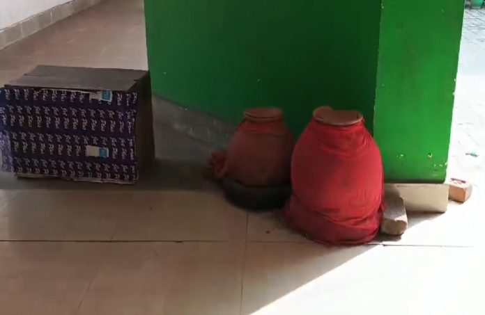 बाघमारा अंचल कार्यालय पर रिश्वतखोरी के आरोप, गंदगी और पेयजल व्यवस्था को लेकर भी उठे सवाल