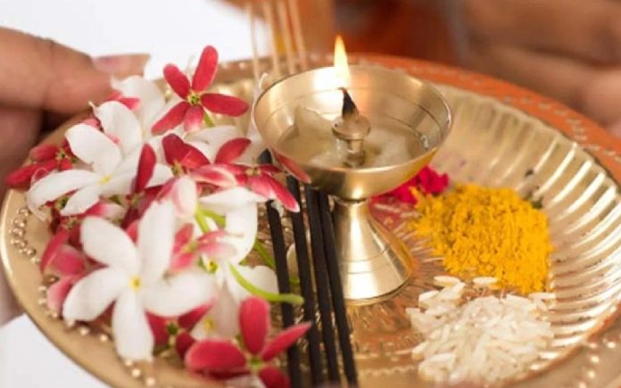 Puja Samagri: पूजा में अक्षत (साबुत चावल) क्यों चढ़ाया जाता है? जानें इसका धार्मिक महत्व