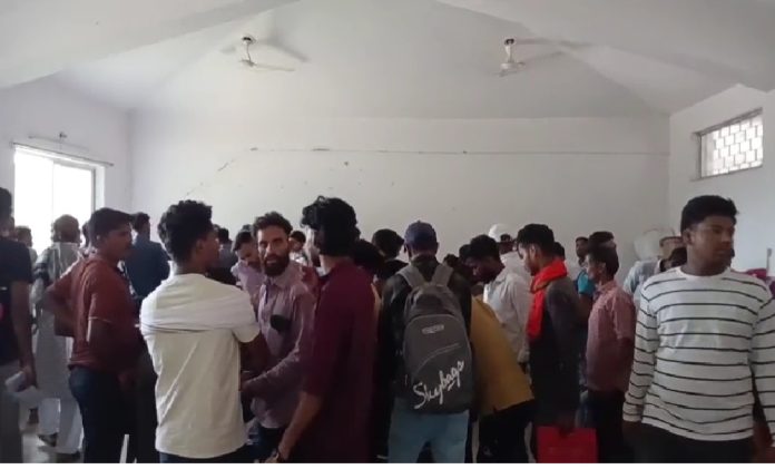 जमुआ में ड्राइविंग लाइसेंस शिविर में उमड़ी भारी भीड़, घंटों कतार में इंतजार करते रहे आवेदक