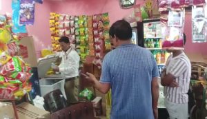 धनबाद में खाद्य सुरक्षा विभाग की बड़ी कार्रवाई, SNMCH के पास स्ट्रीट फूड की जांच में गड़बड़ी उजागर 2 धनबाद में खाद्य सुरक्षा विभाग की बड़ी कार्रवाई, SNMCH के पास स्ट्रीट फूड की जांच में गड़बड़ी उजागर