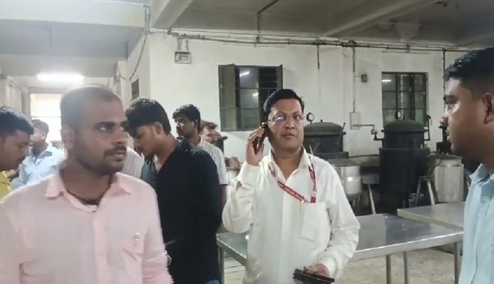 धनबाद में खाद्य सुरक्षा विभाग की बड़ी कार्रवाई, SNMCH के पास स्ट्रीट फूड की जांच में गड़बड़ी उजागर