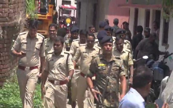 धनबाद में गैंगस्टर प्रिंस खान के घर पर चला बुलडोजर, भारी पुलिस बल की मौजूदगी में कार्रवाई