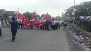 CPI(ML) protest in Nirsa: प्रिंस खान की धमकी और फ्लाईओवर विवाद पर BDO को सौंपा ज्ञापन