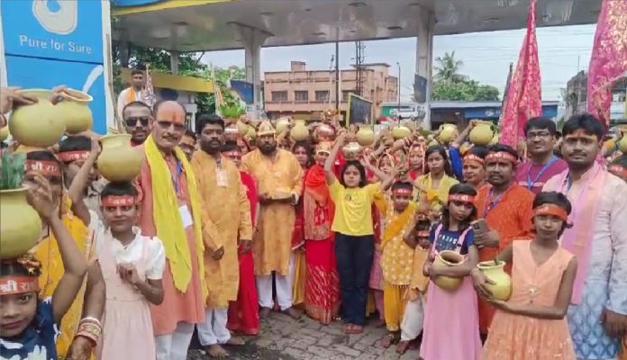 झरिया में शिव-महावीर मंदिर प्राण प्रतिष्ठा महोत्सव शुरू, 300 से अधिक महिलाओं ने निकाली कलश यात्रा