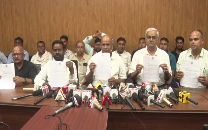 निरसा विधायक अरूप चटर्जी का दावा- सांसद ढुलू महतो और प्रिंस खान के खिलाफ दर्ज कराई FIR, निष्पक्ष जांच की मांग