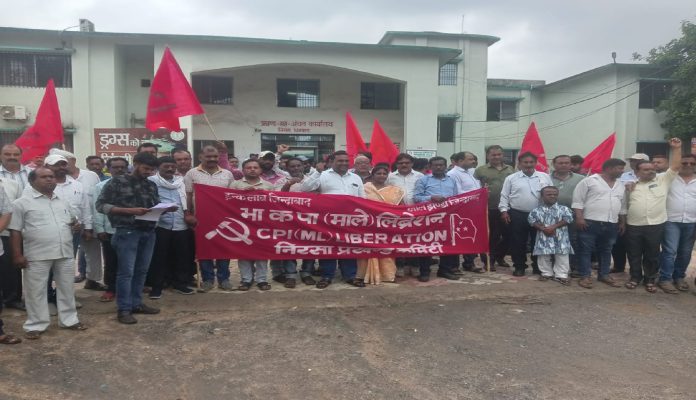 CPI(ML) protest in Nirsa: प्रिंस खान की धमकी और फ्लाईओवर विवाद पर BDO को सौंपा ज्ञापन