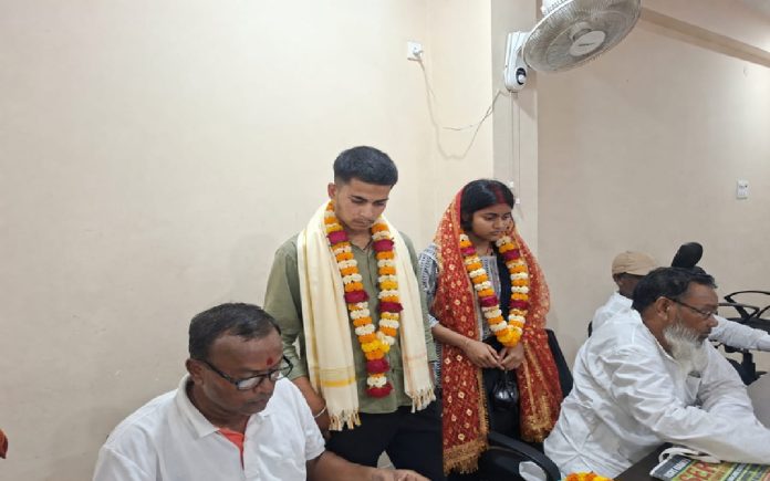 गोविंदपुर में प्रेम विवाह के बाद थाना पहुंचे प्रेमी-प्रेमिका, सामाजिक सहमति से मंदिर में मिला आशीर्वाद