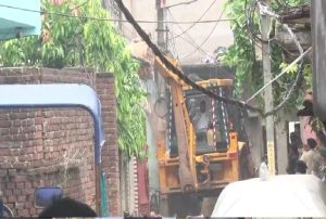धनबाद में गैंगस्टर प्रिंस खान के घर पर चला बुलडोजर, भारी पुलिस बल की मौजूदगी में कार्रवाई 1 धनबाद में गैंगस्टर प्रिंस खान के घर पर चला बुलडोजर, भारी पुलिस बल की मौजूदगी में कार्रवाई