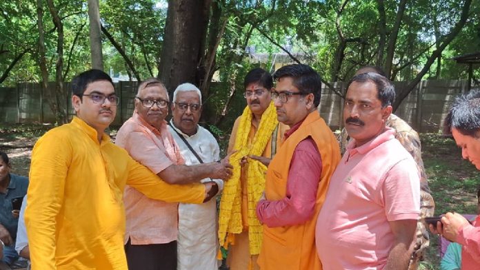 धनबाद में सोमवार को पवित्रम सेवा धाम का वृक्षारोपण अभियान, विधायक राज सिन्हा ने लगाया लक्ष्मी तरु पौधे, पर्यावरण संरक्षण की दिलाई शपथ