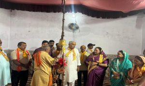धनबाद: पुटकी से कांवरियों का जत्था बाबा धाम के लिए रवाना, जिला परिषद अध्यक्ष शारदा सिंह ने किया शुभारंभ