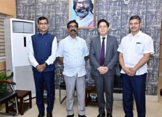 लंदन से रांची पहुंचे वासेपुर के IFS अधिकारी शाहिद आलम, CM हेमंत सोरेन से की शिष्टाचार मुलाकात धनबाद के शाहिद आलम ने सीएम हेमंत सोरेन से की मुलाकात, झारखंड के वैश्विक विकास पर हुई चर्चा