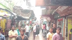 झरिया में नालियों पर चला नगर निगम का बुलडोजर, गांधी रोड से जूता पट्टी तक हटाया गया अतिक्रमण