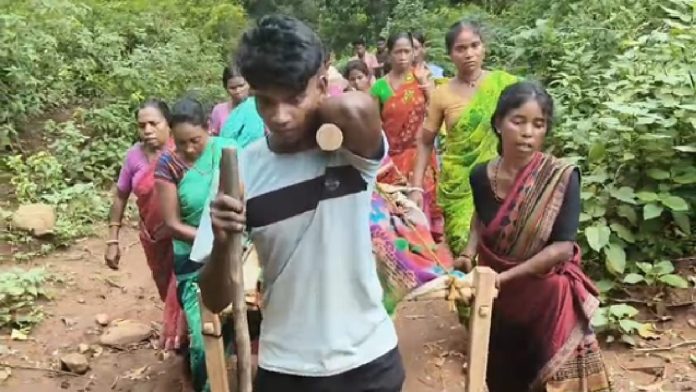 पीरटांड़ में सड़क बनी मुसीबत, एंबुलेंस नहीं पहुंची तो गर्भवती को खाट पर पहुंचाया अस्पताल