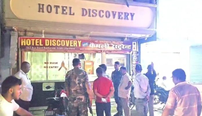 धनवार के होटल डिस्कवरी में पुलिस की छापेमारी, कथित देह व्यापार के आरोप में चार हिरासत में, होटल सील