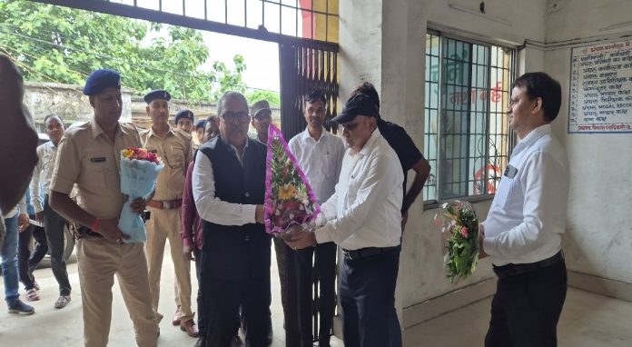 गोविंदपुर अंचल का निरीक्षण करने पहुंचे आयुक्त विजय कुमार गुप्ता, लंबित मामलों की भी हुई समीक्षा