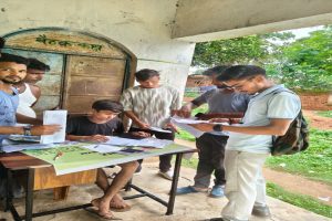 गिरिडीह में SIR जागरूकता अभियान: नवीन कुमार ने गांवों का दौरा कर ग्रामीणों को दी जानकारी