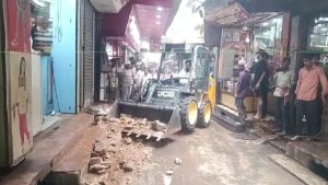 झरिया में नालियों पर चला नगर निगम का बुलडोजर, गांधी रोड से जूता पट्टी तक हटाया गया अतिक्रमण