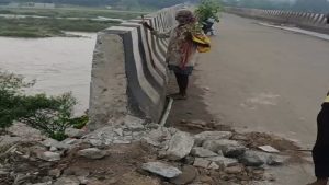 Birsa Bridge Accident: तेज रफ्तार ने तोड़ा बिरसा पुल का क्रैश बैरियर, फरार वाहन की तलाश में जुटी पुलिस
