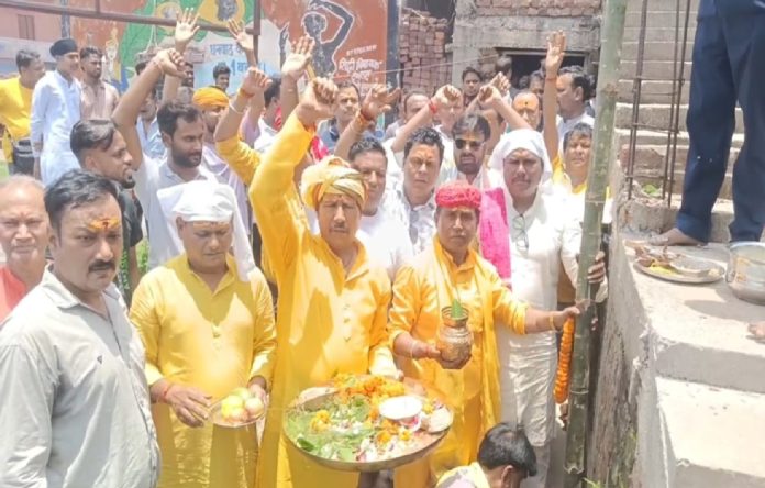 झरिया में गणेश पूजा को लेकर दो पक्षों में विवाद, थाना प्रभारी ने कराया समझौता