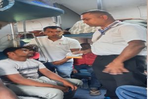 बिना टिकट यात्रा करने वालों पर रेलवे की बड़ी कार्रवाई, धनबाद मंडल में मेगा चेकिंग अभियान 3 बिना टिकट यात्रा करने वालों पर रेलवे की बड़ी कार्रवाई, धनबाद मंडल में मेगा चेकिंग अभियान