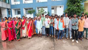 पीरटांड़ में सड़क बनी मुसीबत, एंबुलेंस नहीं पहुंची तो गर्भवती को खाट पर पहुंचाया अस्पताल 4 पीरटांड़ में सड़क बनी मुसीबत, एंबुलेंस नहीं पहुंची तो गर्भवती को खाट पर पहुंचाया अस्पताल