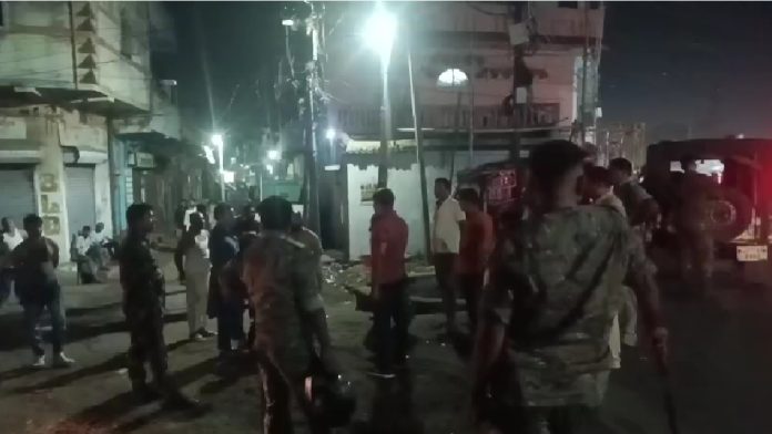 झरिया में दो गुटों के बीच हिंसक झड़प, ईंट-पत्थर चले, गोली चलाने के आरोप की जांच शुरू