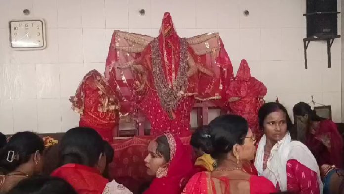 झरिया में श्रद्धा के साथ मनाई गई विपदतारिणी पूजा, महिलाओं ने परिवार की सुख-समृद्धि के लिए किया व्रत