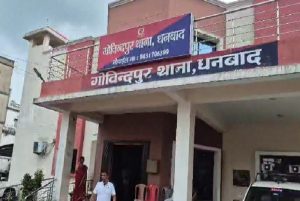 गोविंदपुर में GT रोड पर टैंकर और हाइवा की टक्कर, कुछ देर के लिए यातायात हुआ बाधित