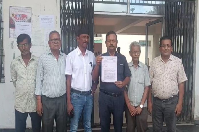 निरसा बाजार में गंदगी और बदहाल शौचालय को लेकर नागरिक समिति का प्रदर्शन, BDO को सौंपा ज्ञापन