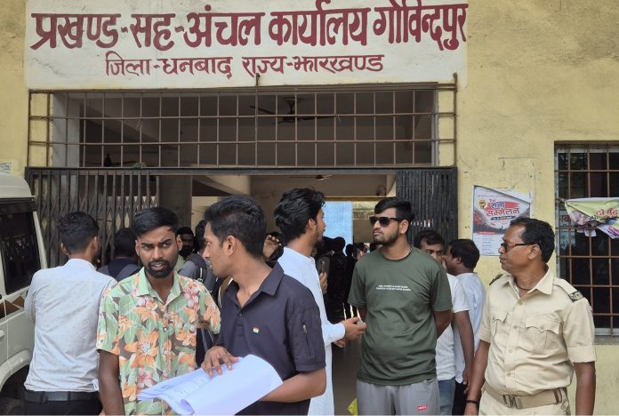 गोविंदपुर DL कैंप में भारी अव्यवस्था, ड्राइविंग लाइसेंस बनवाने पहुंचे लोगों ने जताई नाराजगी