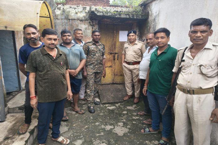 Dhanbad Murder Case: सुमीत पासी हत्याकांड के 3 फरार आरोपियों पर कोर्ट का इश्तिहार, नहीं आए तो होगी कुर्की