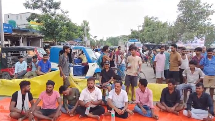 मधेपुरा में रेलवे ओवरब्रिज निर्माण के बीच सड़क जाम, वैकल्पिक मार्ग की मांग को लेकर फूटा लोगों का गुस्सा