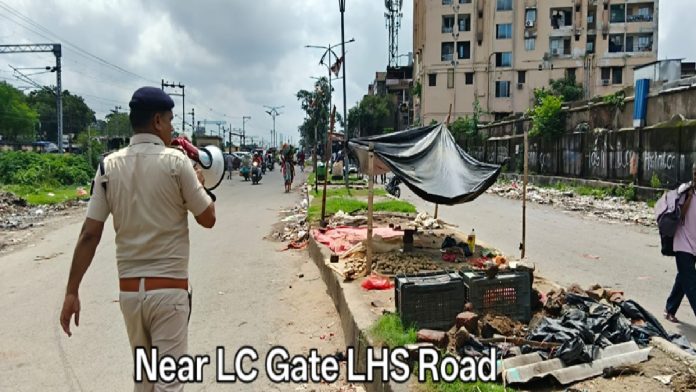 धनबाद रेलवे स्टेशन पर अतिक्रमण के खिलाफ कार्रवाई, LHS रोड पर अवैध दुकानों और झुग्गियों पर कार्रवाई 9 लोग हिरासत में