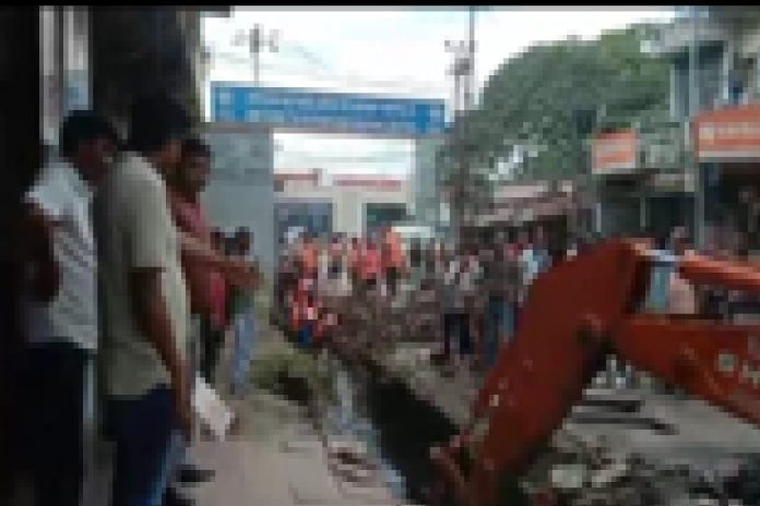 धनबाद: सोमवार को कतरास बाजार में 500 मीटर मुख्य नाले से अतिक्रमण हटाया, नगर निगम की बड़ी कार्रवाई