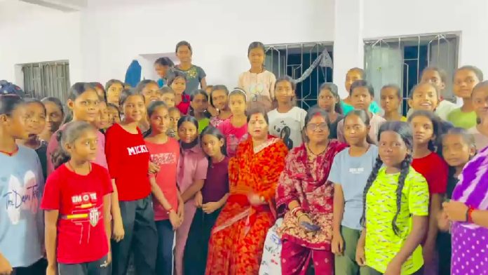 झरिया में सोमवार को विधायक रागिनी सिंह ने कस्तूरबा गांधी विद्यालय का किया निरीक्षण, छात्राओं की सुविधाओं का लिया जायजा